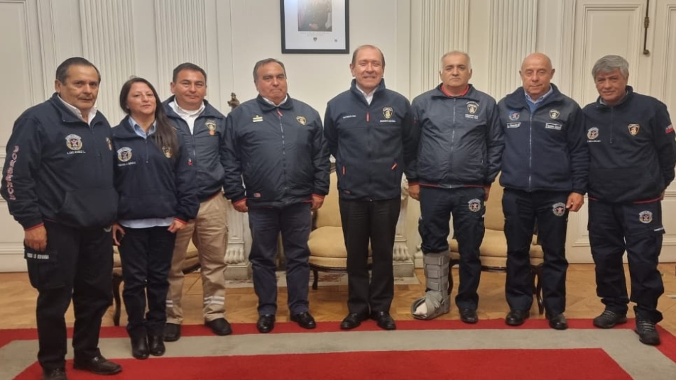 Directiva del Cuerpo de Bomberos de Doñihue se reúnen con Presidente Nacional